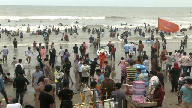 ছুটির দিনে কক্সবাজার সৈকতে পর্যটকের ঢল