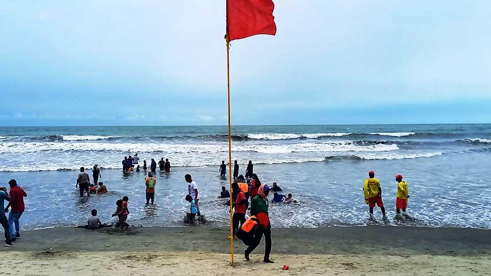 পর্যটকশূন্য কক্সবাজার - সৈকতে উড়ছে লাল পতাকা
