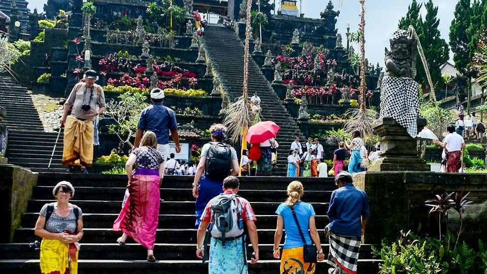 Int'l travel surged in 2022