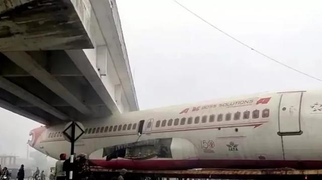 ফ্লাইওভারের নিচে আটকে গেল উড়োজাহাজ, শহরজুড়ে যানজট