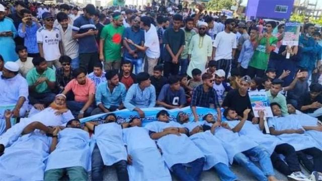 সেন্ট মার্টিন ভ্রমণে বিধিনিষেধ প্রত্যাহার দাবিতে সড়ক অবরোধ