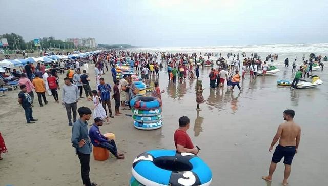 ছুটিতে কক্সবাজার সৈকতে পর্যটকদের ঢল