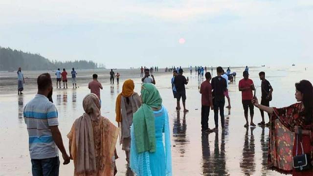 বর্ষবরণ : কুয়াকাটায় পর্যটকের ভিড়