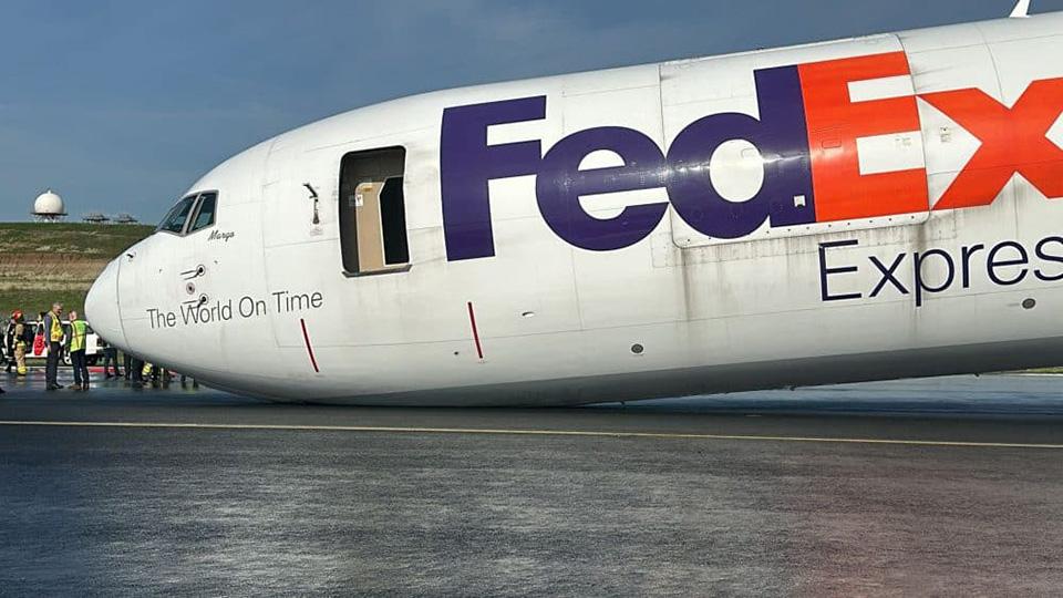 Boeing aircraft lands without front landing gear at Istanbul Airport
