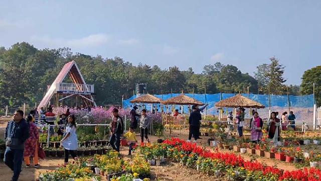 পাহাড়ে নজর কাড়ছে নার্সারি রেস্তোরাঁ