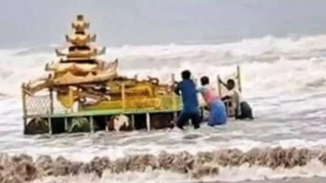 অশনির ধাক্কায় সৈকতে ভেসে এল ‘সোনার রথ’