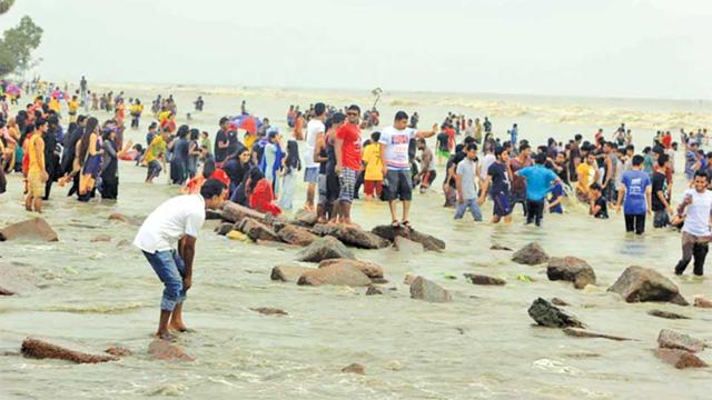 ঢেউয়ের আকর্ষণে সৈকতে পর্যটকের ভিড়