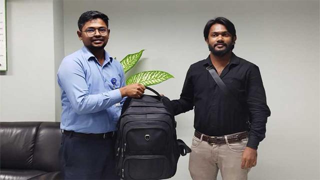 শাহ আমানতে হারানো ব্যাগ ফিরে পেলেন বিদেশি ক্রু