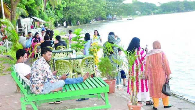 কীর্তনখোলা তীরের ভাঙারপাড় যেন ‘মিনি কুয়াকাটা’