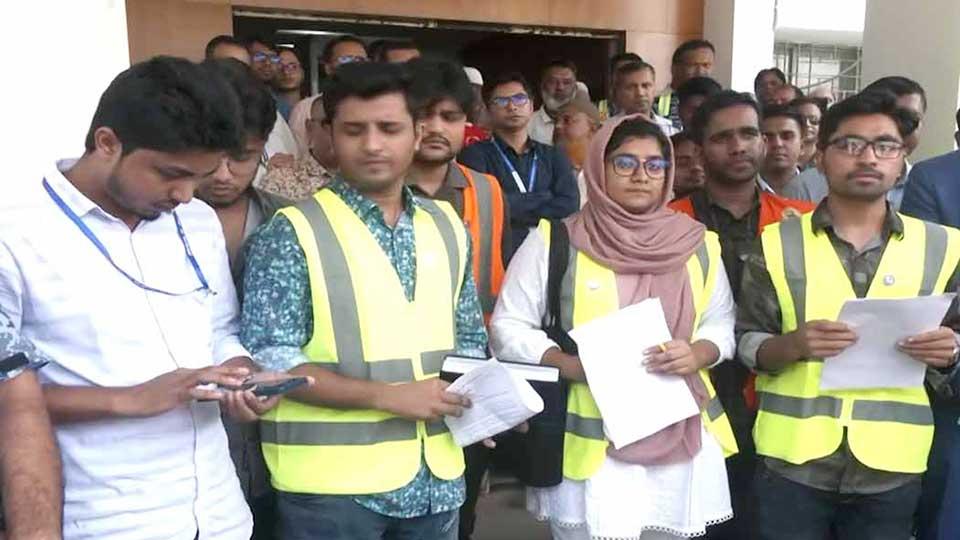 ঢাকা বিমানবন্দরে যাত্রী, প্রবাসীদের হয়রানি বন্ধে শিক্ষার্থীরা